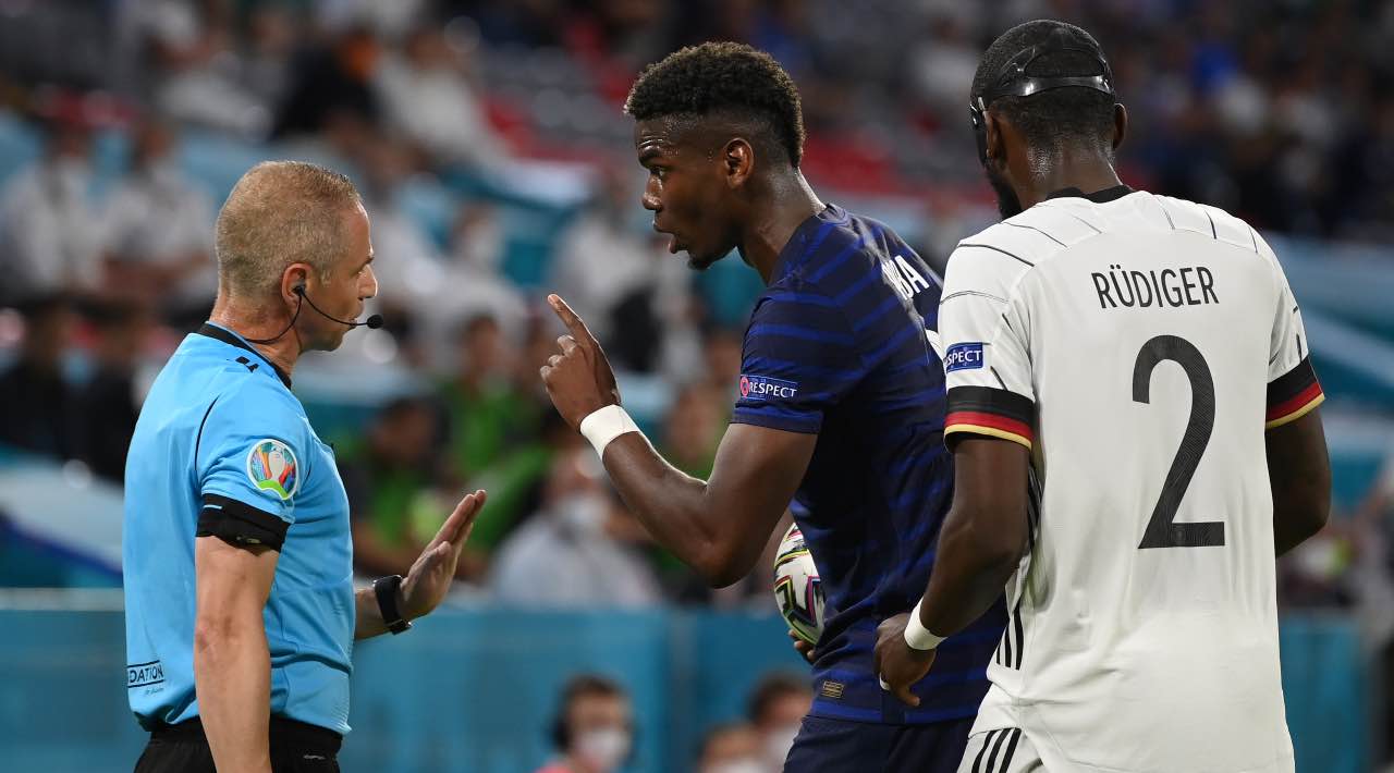 Pogba discute con l'arbitro