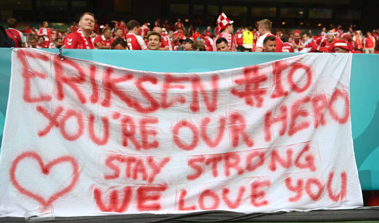 striscione per eriksen
