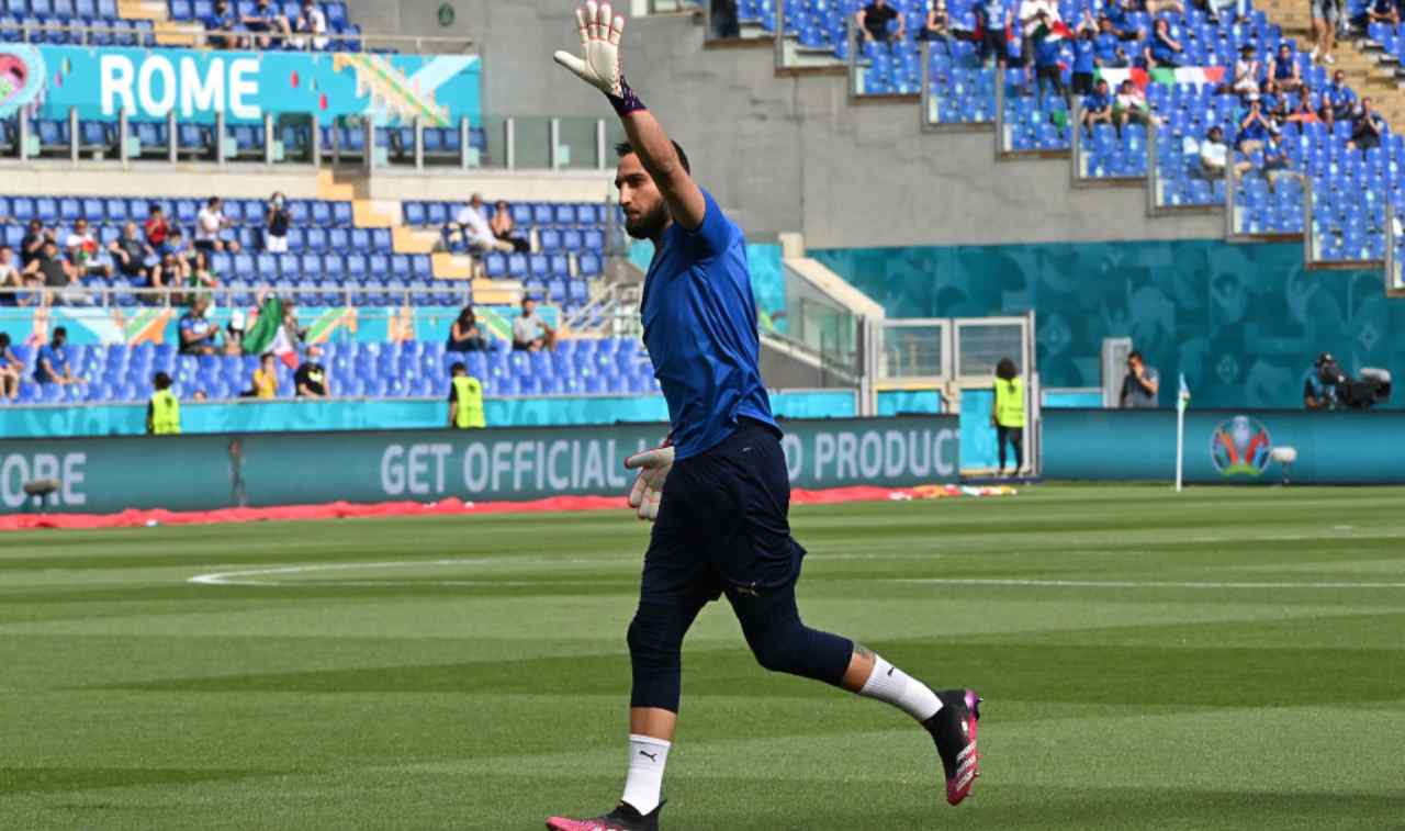 Donnarumma saluta