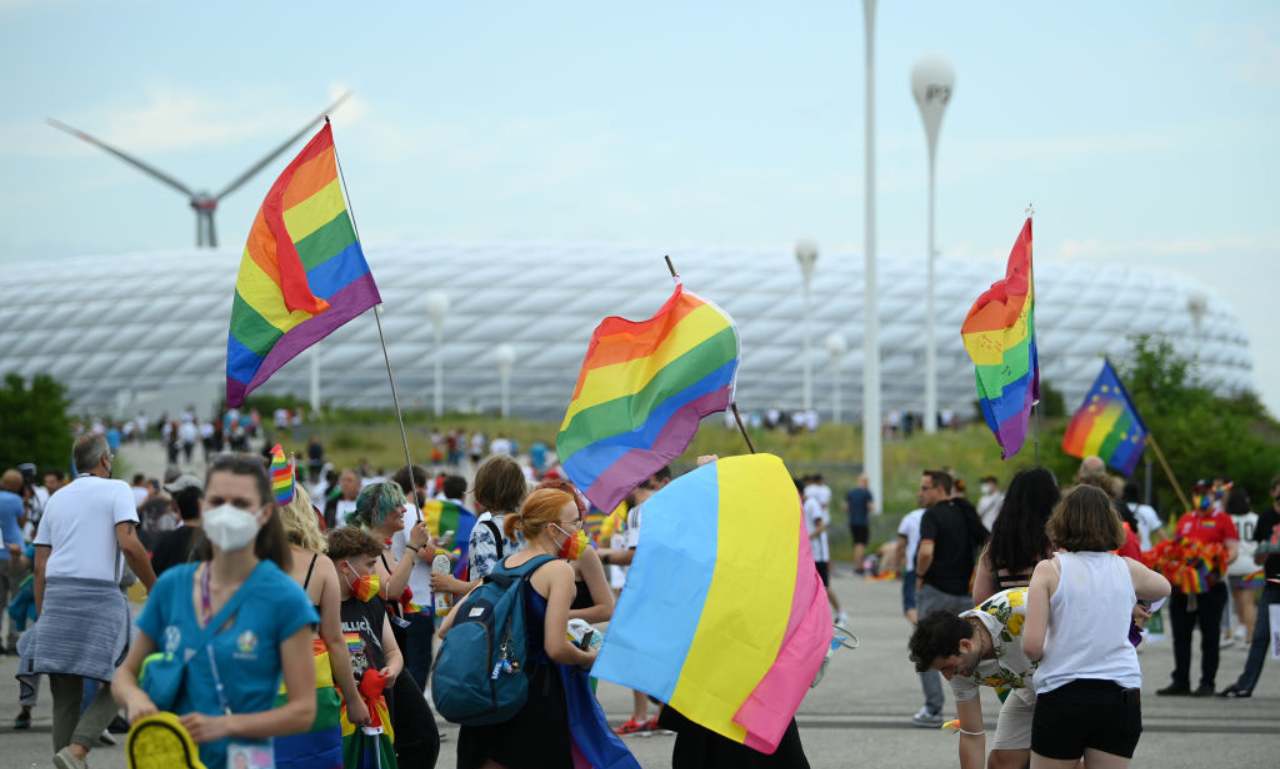 Tifosi con bandiere arcobaleno fuori allo stadio