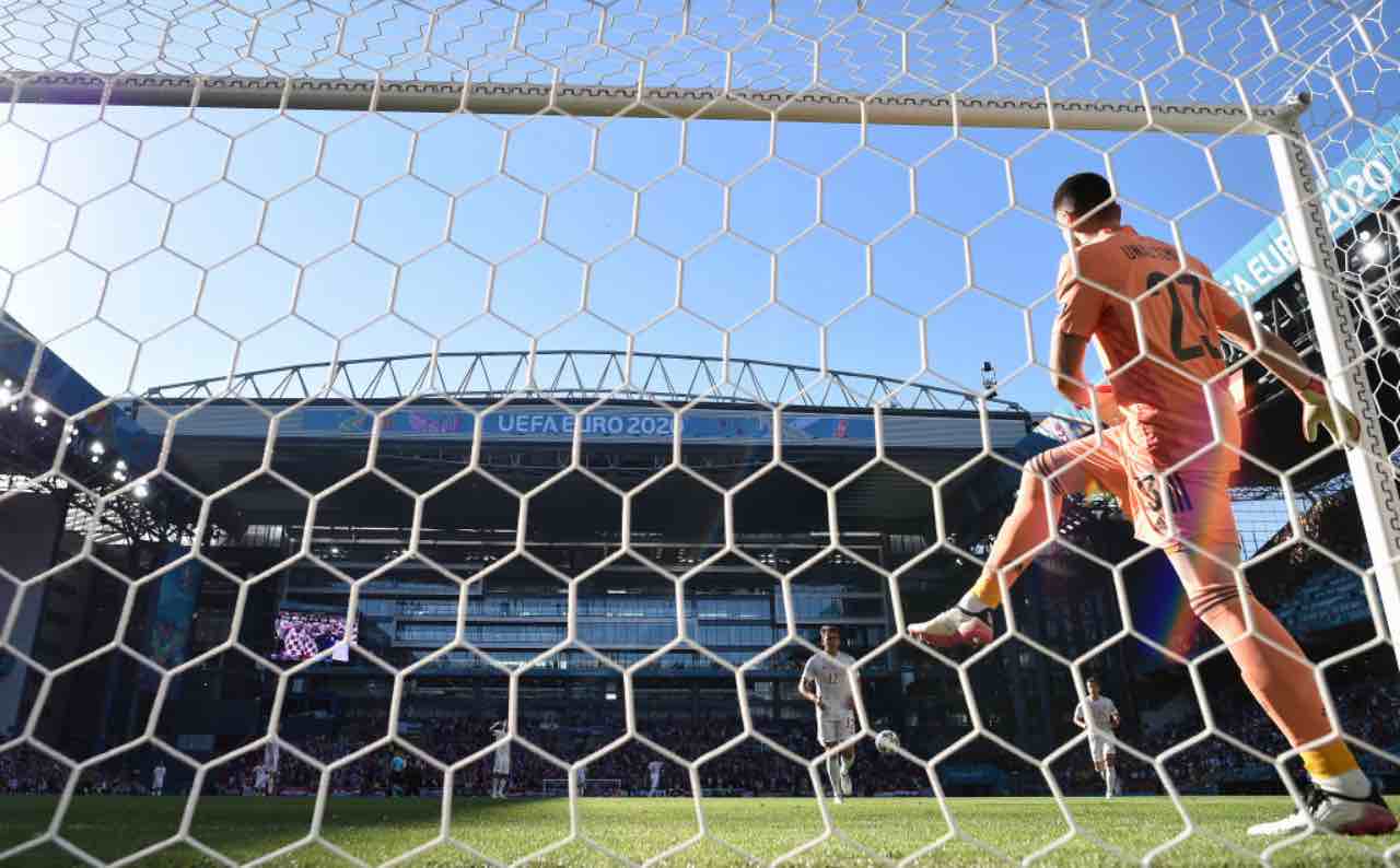 Unai Simon respinge il pallone