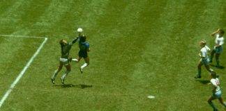 Maradona segna il gol di mano all'Inghilterra