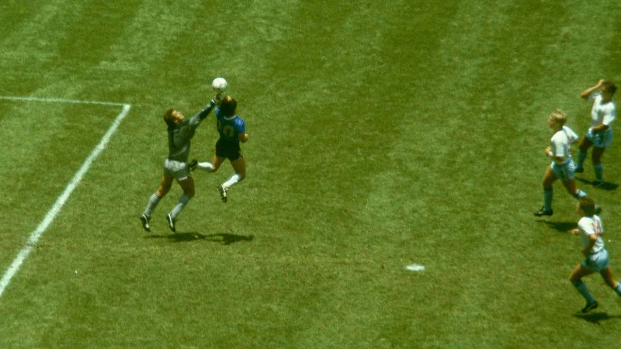 Maradona segna il gol di mano all'Inghilterra