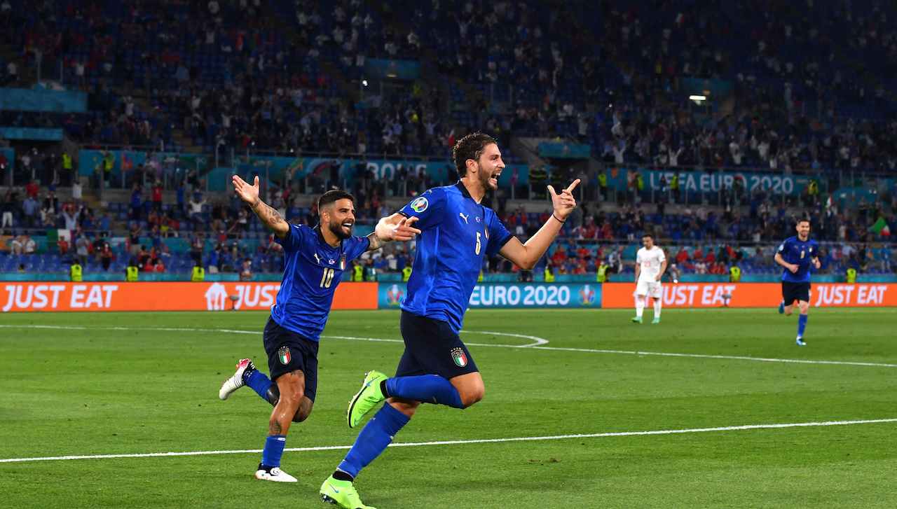 Locatelli e Insigne esultano contro la Svizzera