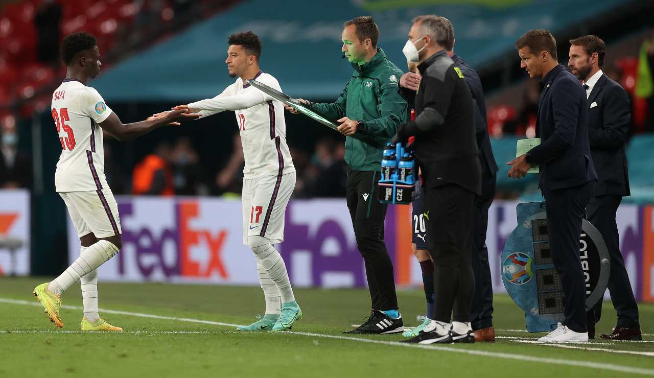 Jadon Sancho entra in campo 