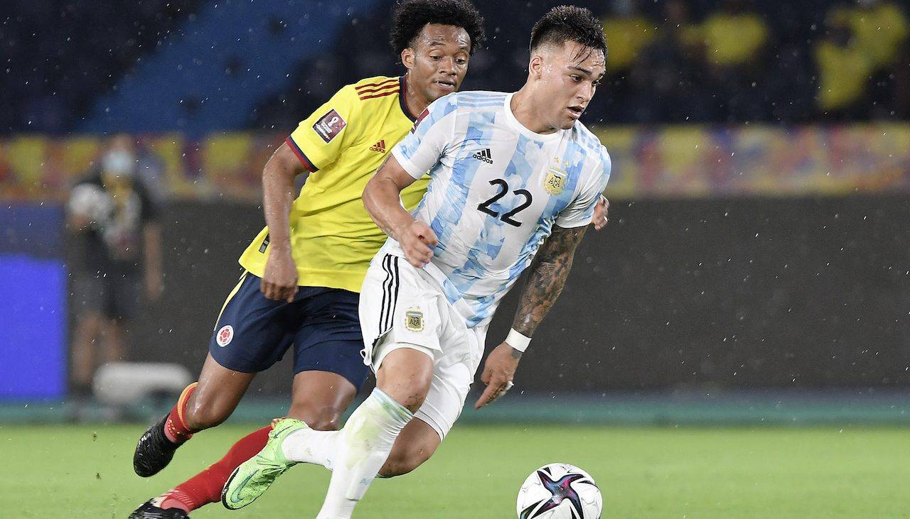 Lautaro Martinez porta palla