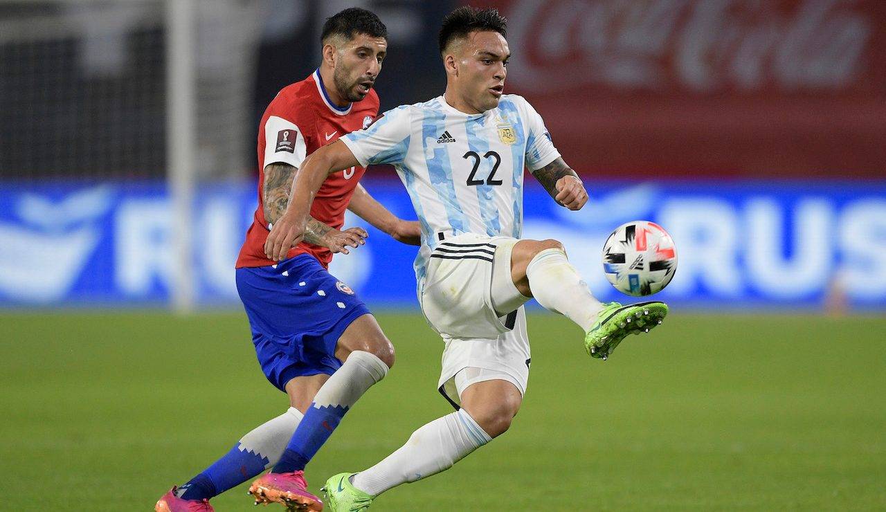 Lautaro Martinez aggancia il pallone