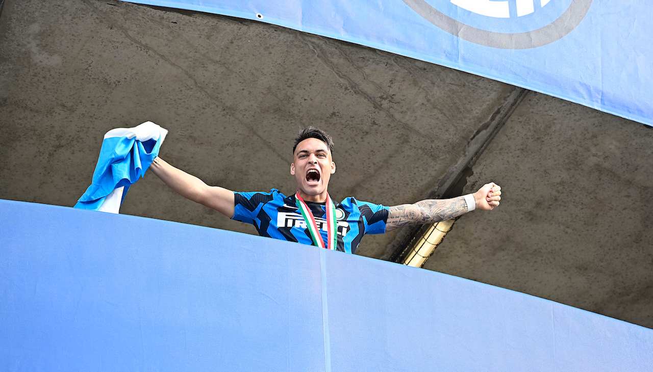 Lautaro Martinez festeggia lo scudetto