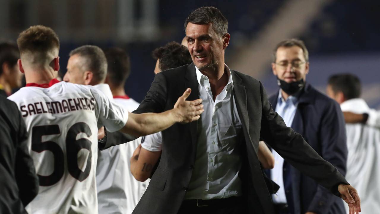 Paolo Maldini felice dopo l'ultima partita di campionato contro l'Atalanta
