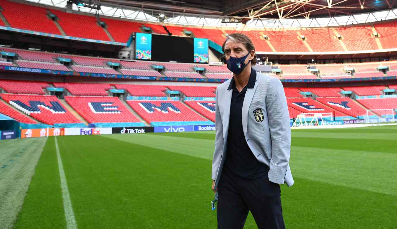 Roberto Mancini con le mani in tasca