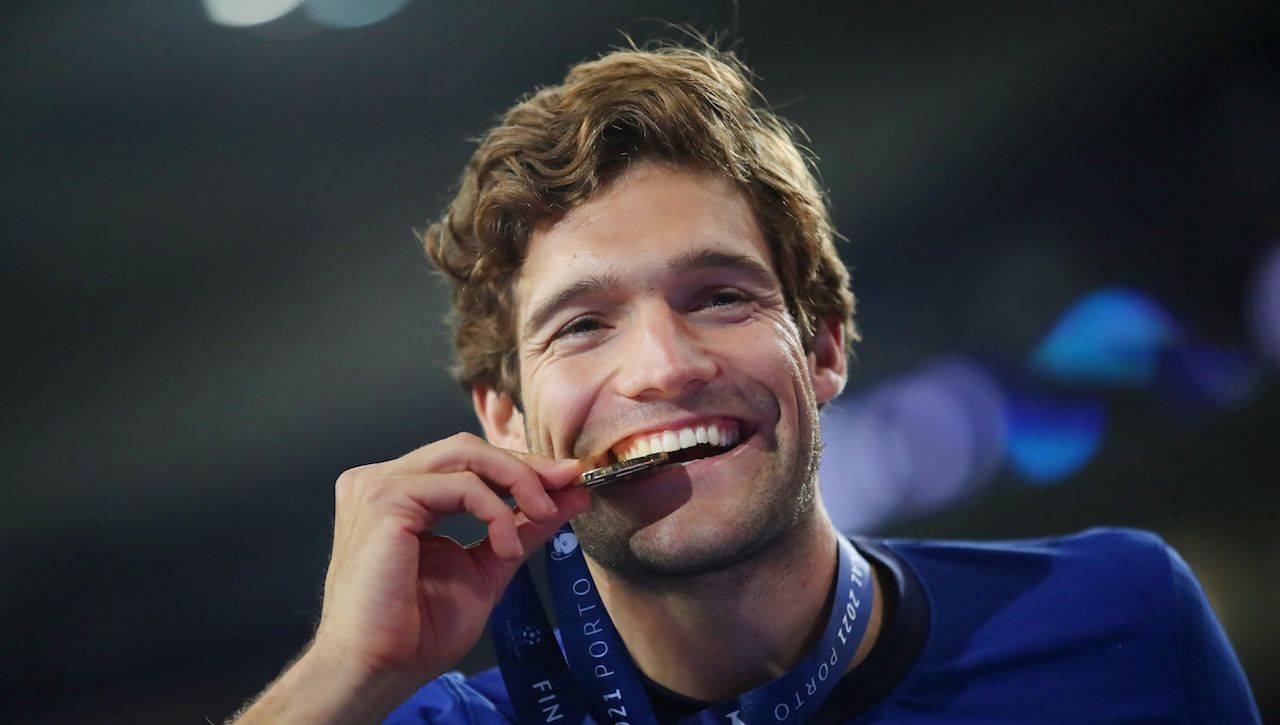 Marcos Alonso con la medaglia della Champions League