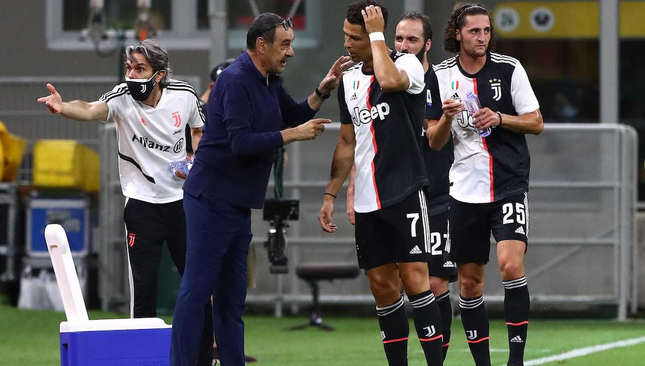 Maurizio Sarri parla con Cristiano Ronaldo