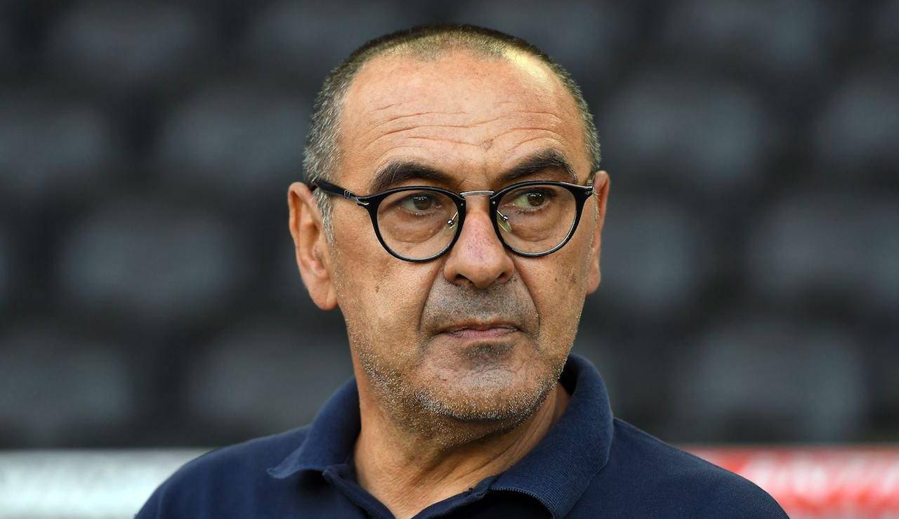 Maurizio Sarri guarda verso il campo