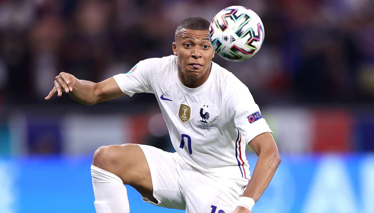 Mbappè controlla il pallone