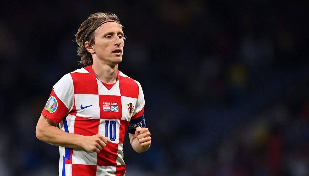 Modric corre e osserva il gioco