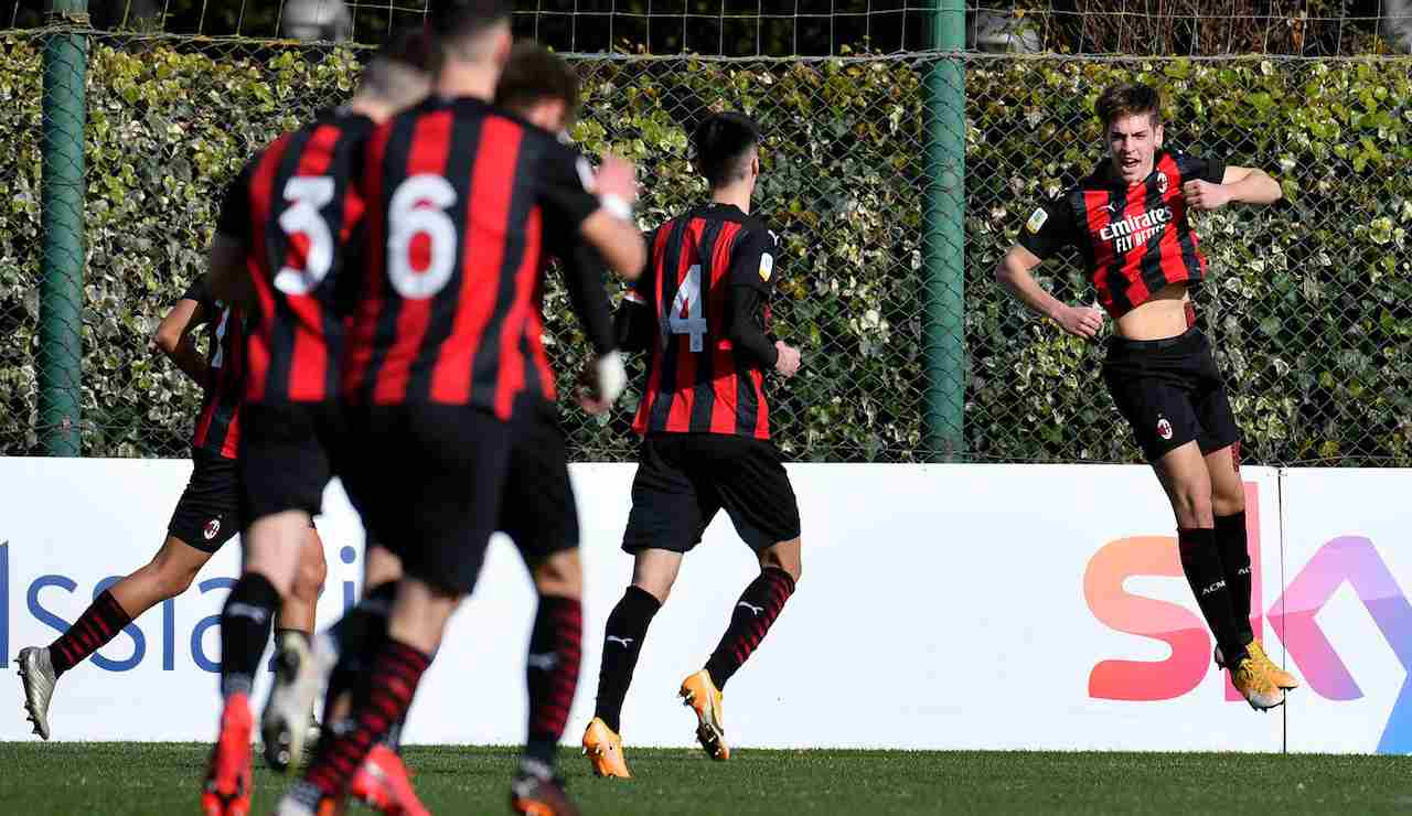 La Primavera del Milan festeggia un gol