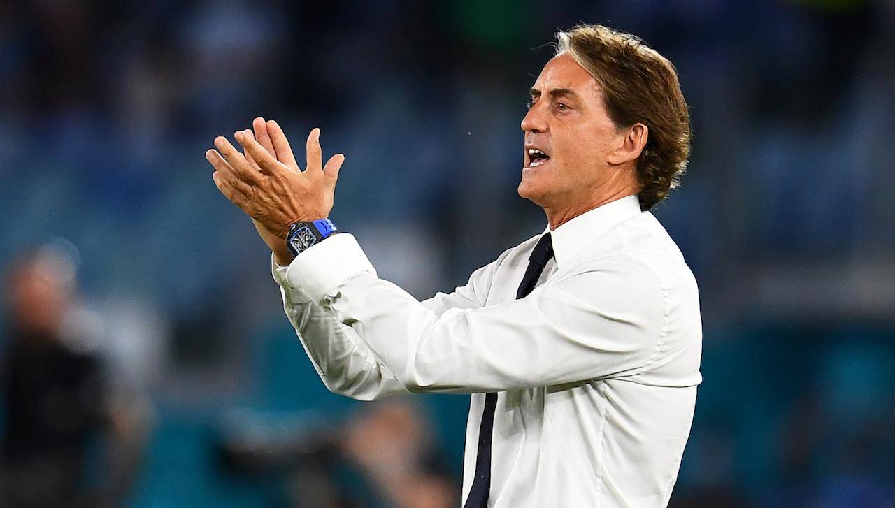 Roberto Mancini applaude la sua Italia
