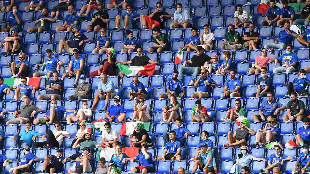 I tifosi dell'Italia rispettano la distanza durante la gara con il Galles