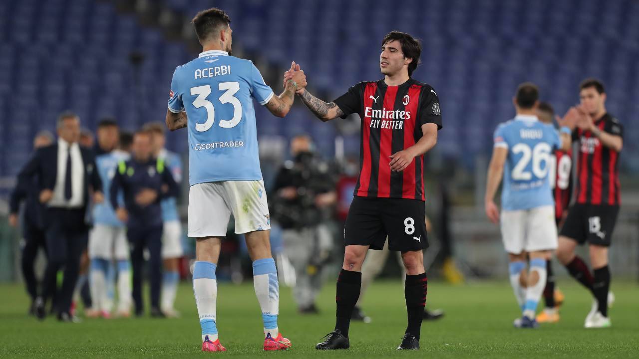 Sandro Tonali saluta Acerbi dopo l'ultimo Lazio-Milan