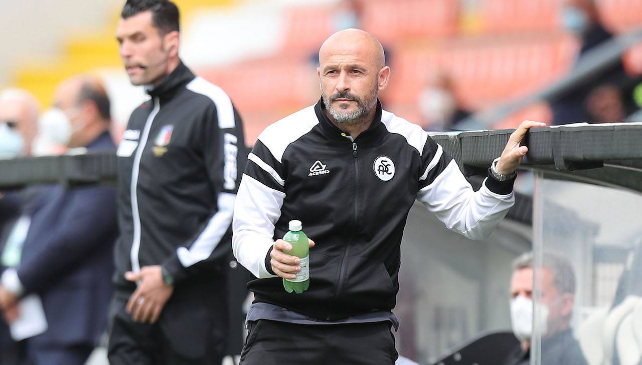 Vincenzo Italiano fornisce indicazioni dalla panchina