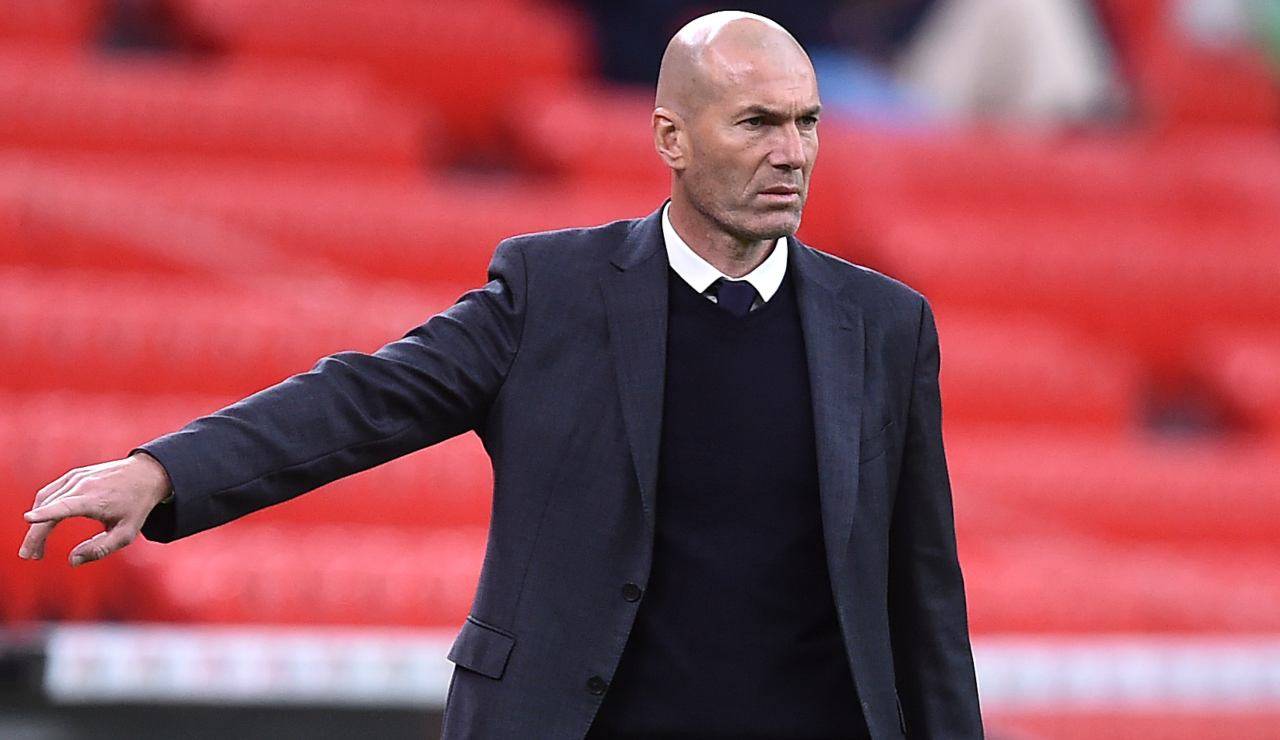 Zidane dà istruzioni ai suoi calciatori