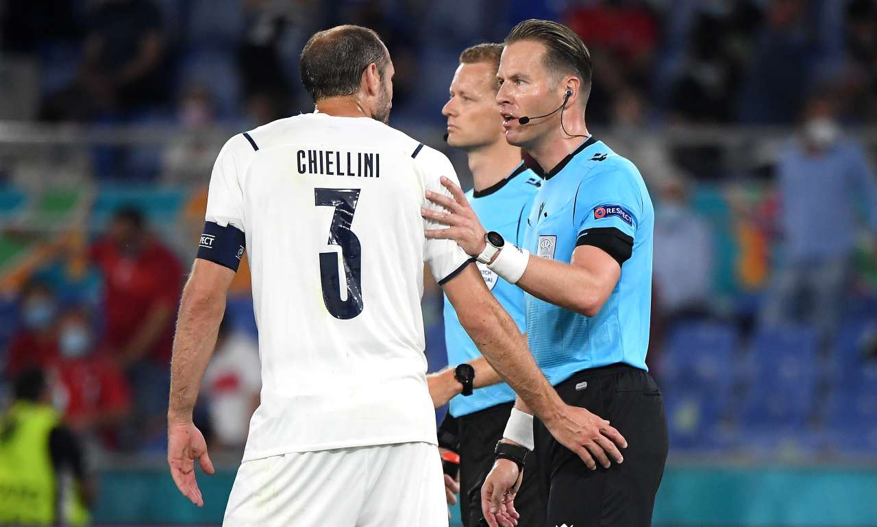 Chiellini protesta con l'arbitro