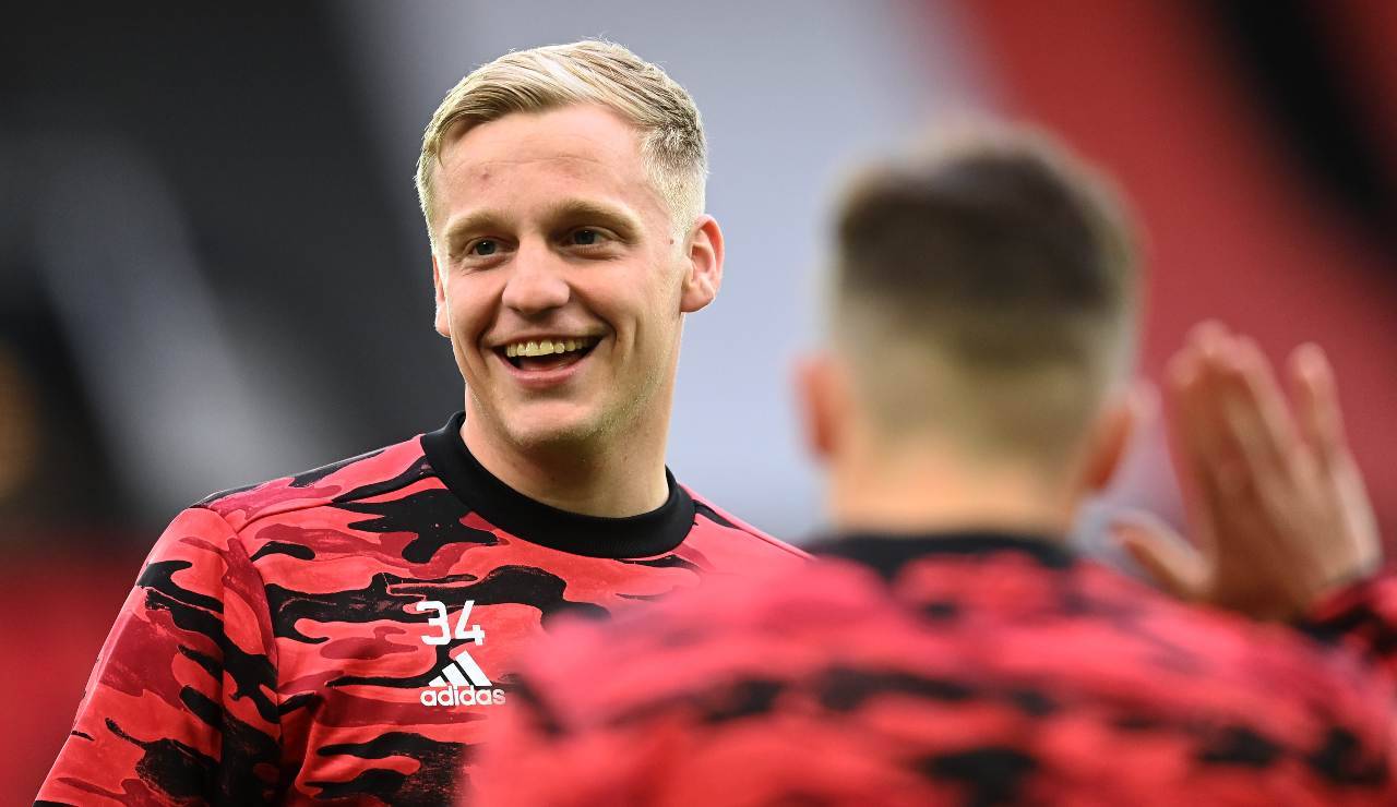 van de Beek sorride