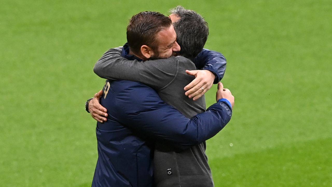 De Rossi e Luis Enrique si abbracciano 