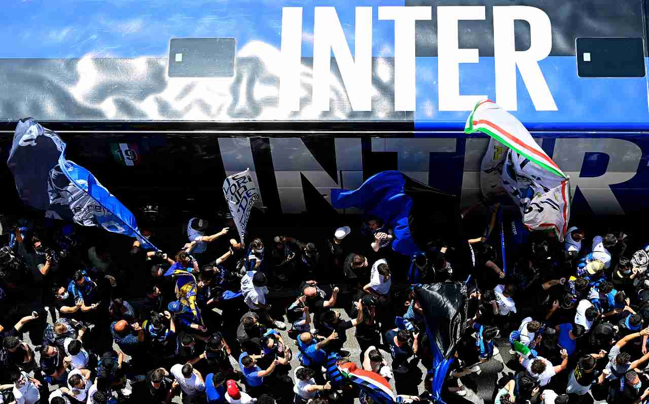 Tifosi dell'Inter esultano