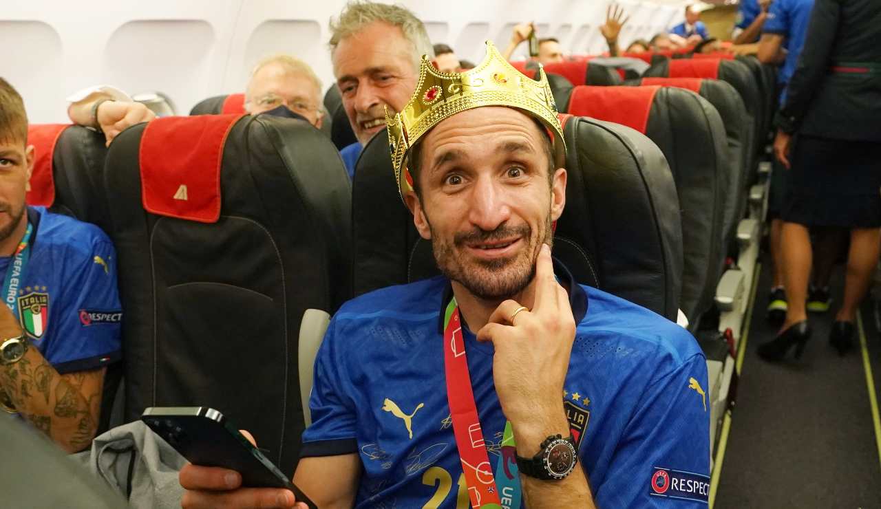 Chiellini con la corona dopo la vittoria di Euro 2020