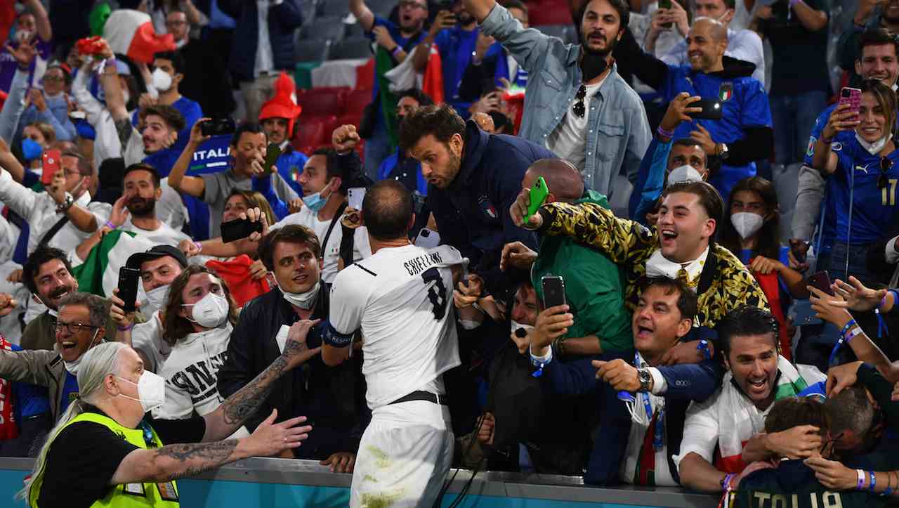 Chiellini festeggia con i tifosi