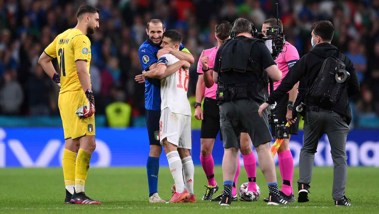 Chiellini abbraccia Jordi Alba