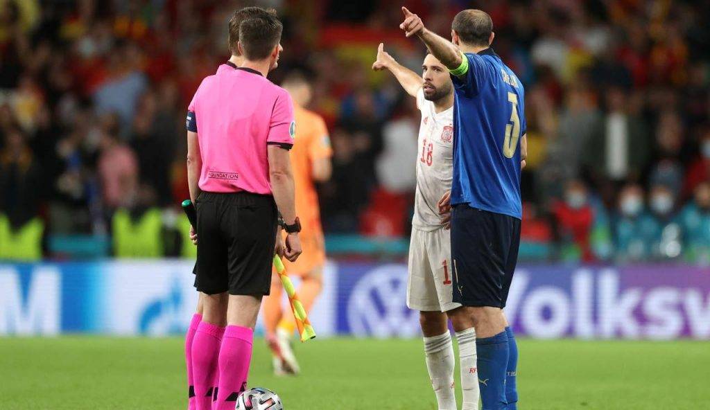 Chiellini e Jordi Alba non sono d'accordo sul punto di battuta