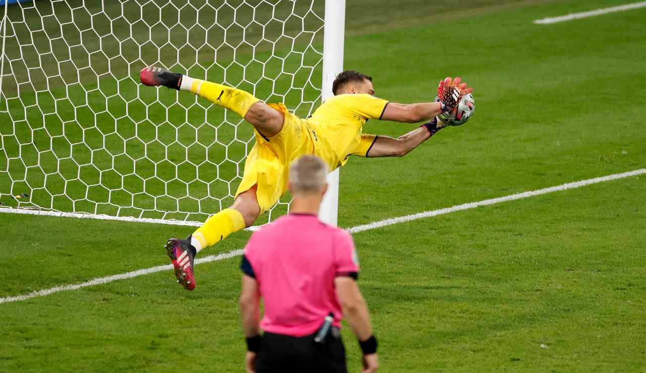 Donnarumma para il rigore di Sancho