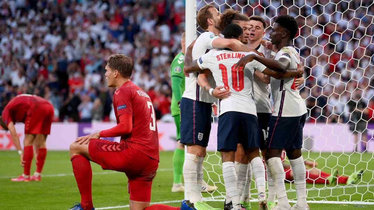 La festa dei calciatori dell'Inghilterra dopo l'autogol di Kjaer