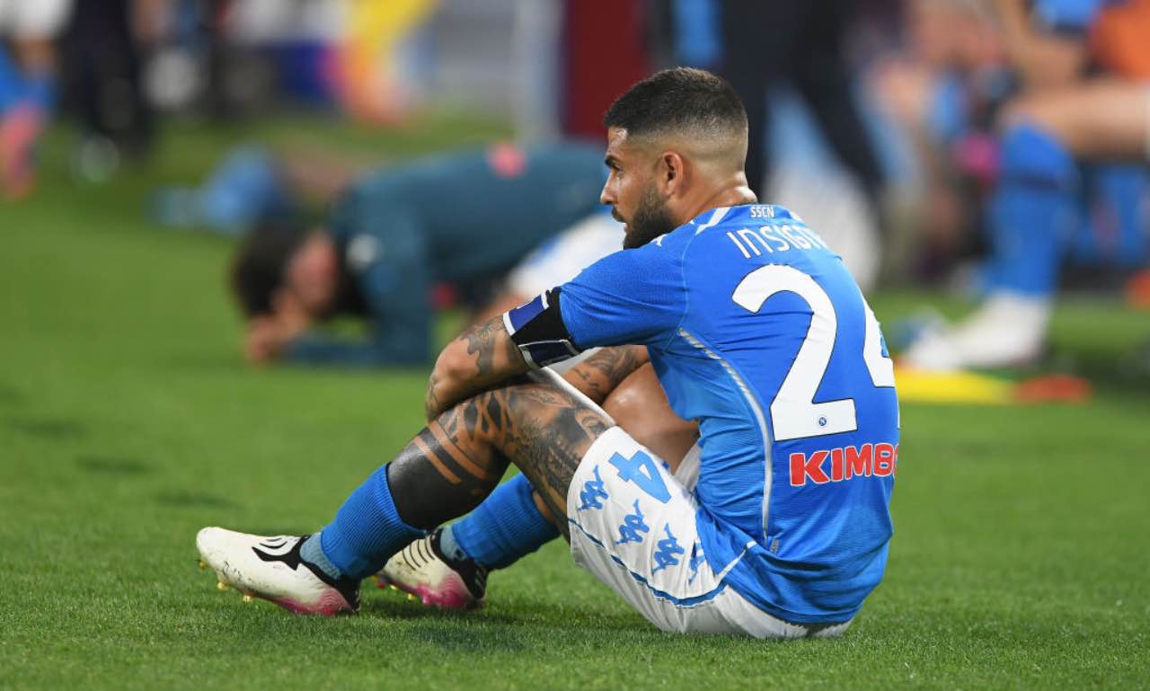 Lorenzo Insigne seduto sul campo