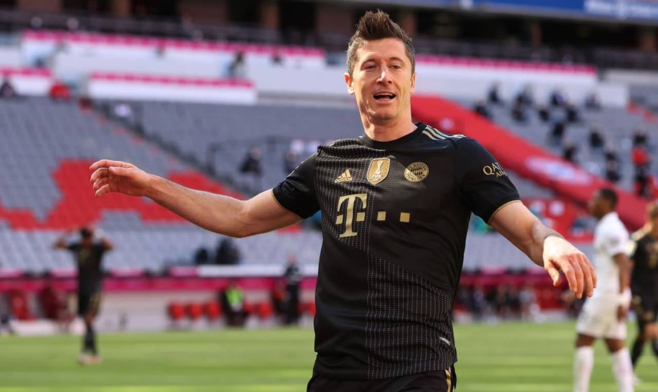 Lewandowski festeggia un gol