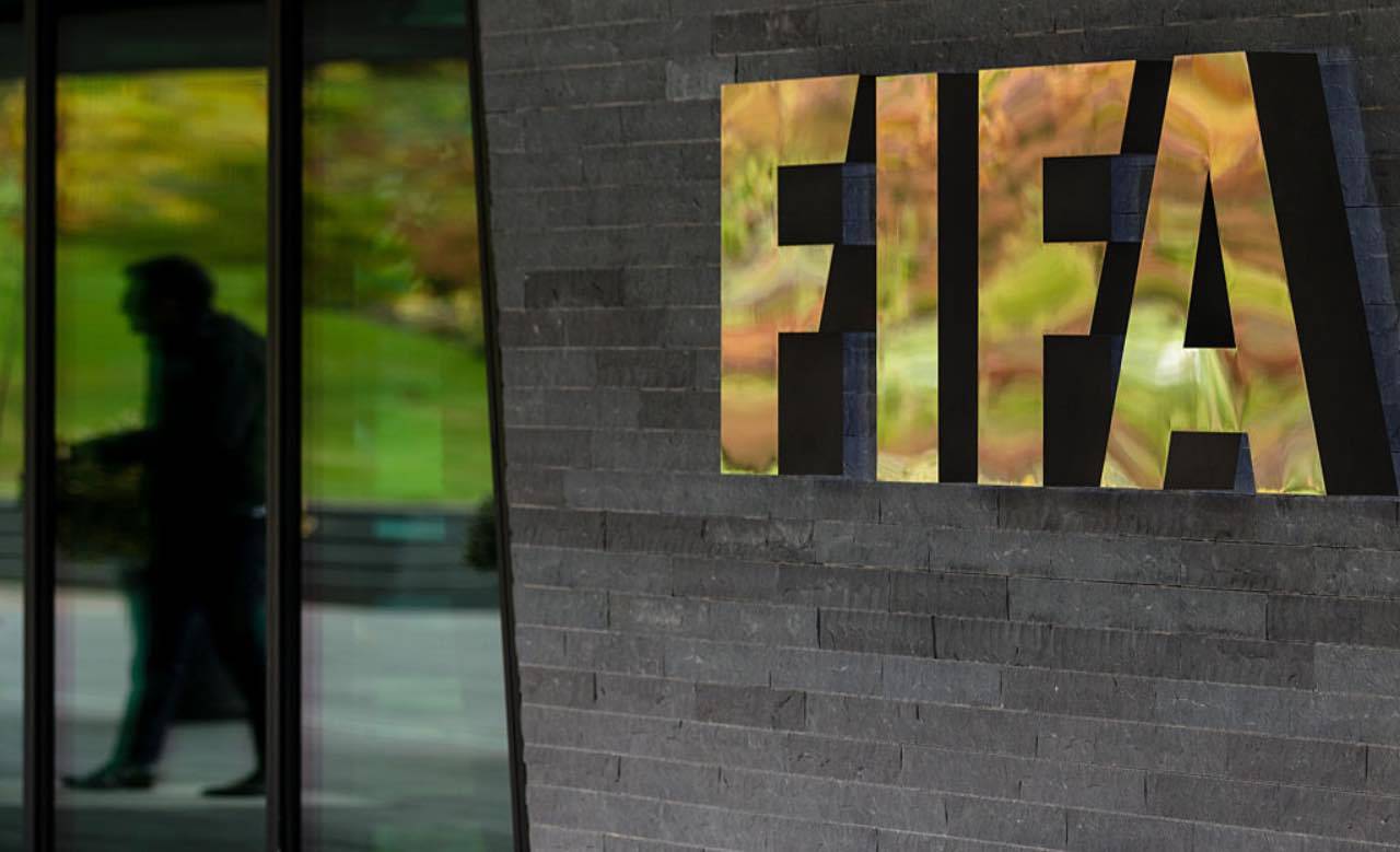 Il logo della FIFA all'esterno del palazzo