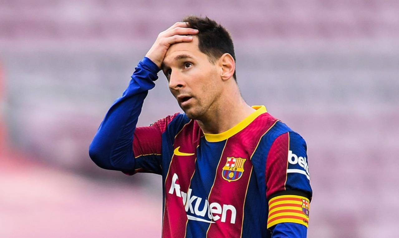 Leo Messi con la mano sulla fronte
