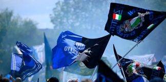 Le bandiere dei tifosi dell'Inter per la festa scudetto