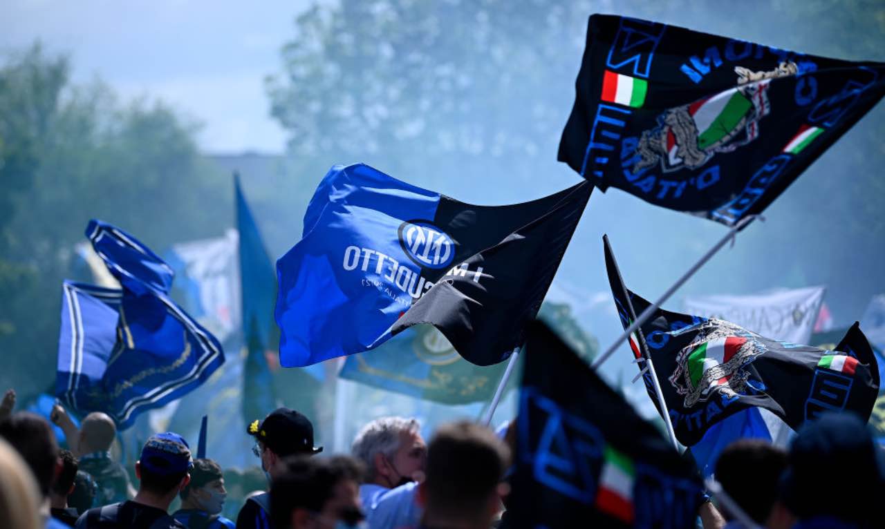 Le bandiere dei tifosi dell'Inter per la festa scudetto