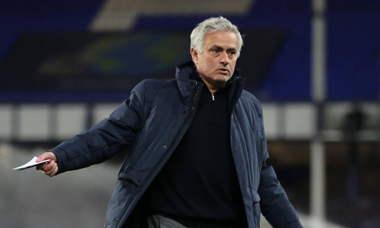 Mourinho con un foglio in mano