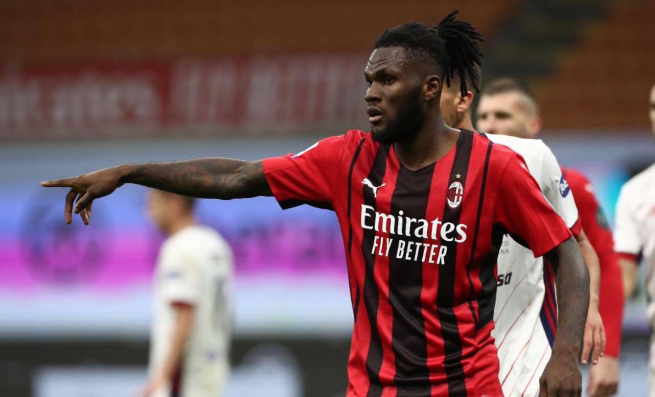 Kessié indica la posizione a un compagno