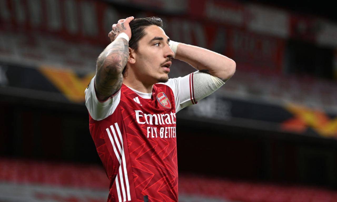 Bellerin con le mani nei capelli