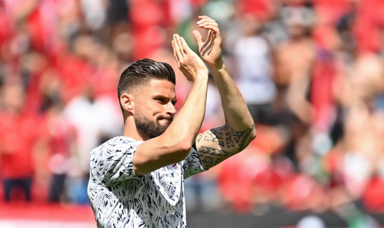 Giroud applaude il pubblico