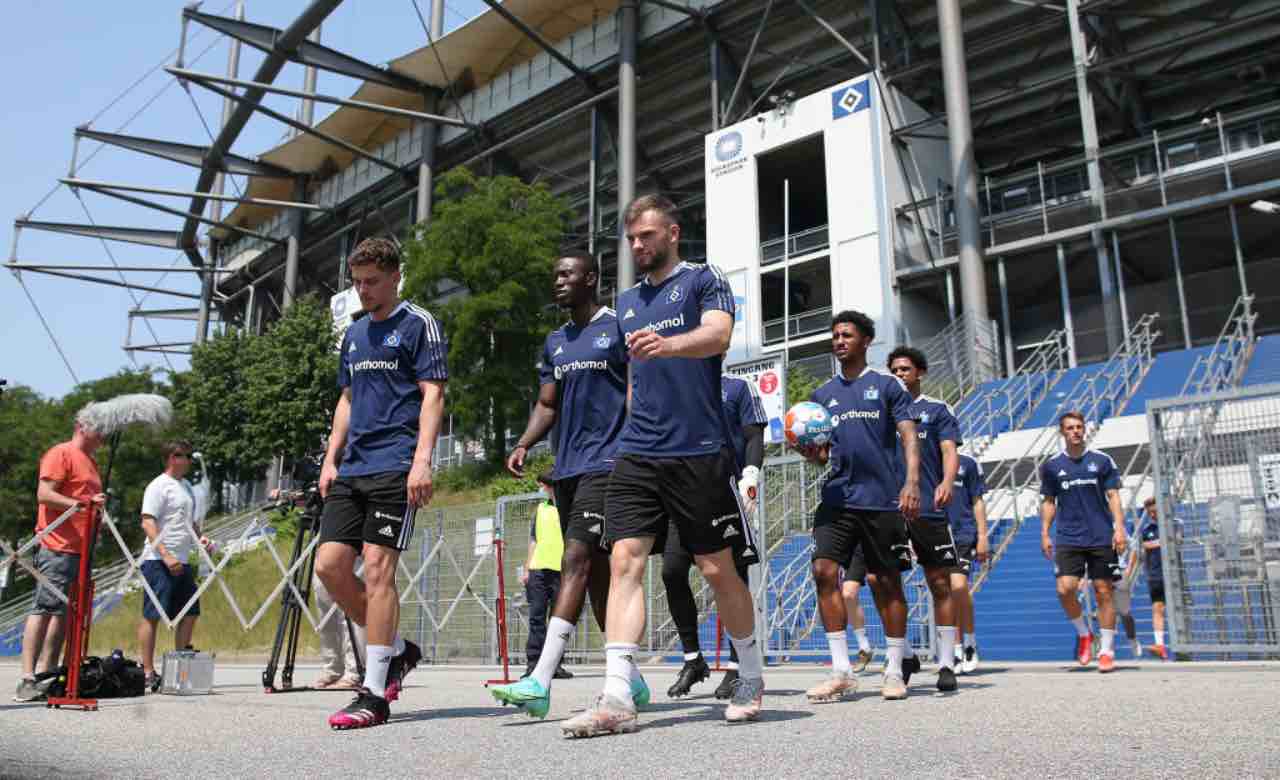 I giocatori dell'Amburgo escono dallo stadio