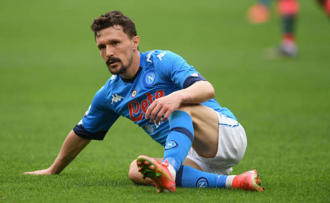 Mario Rui seduto a terra