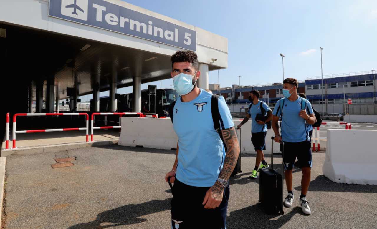 Hysaj insieme ai compagni in aeroporto