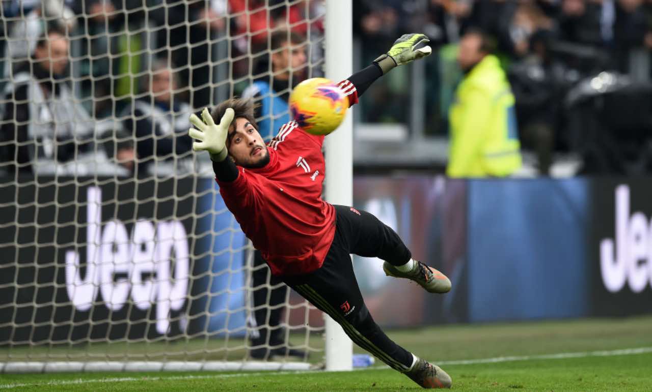 Perin durante un riscaldamento con la Juventus