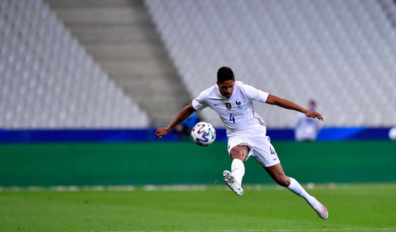 Varane rinvia un pallone